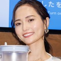 山賀琴子、ベアトップで背中大胆披露「美しすぎる」「絵になる」の声 画像