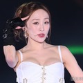 KARAニコル、へそ出しファッション披露「腹筋の縦線が綺麗」「かっこいい」 画像