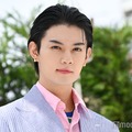 M!LK佐野勇斗、縦眉ショットが「表情筋が豊か」「もっくんと対決してほしい」と話題 人気芸人「面識ないですが」自撮りで対決も 画像