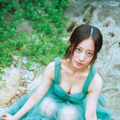 NMB48川上千尋、美谷間チラリのふんわり衣装SHOT披露！初の写真集で大人っぽくセクシーな魅力が全開 画像