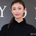 山田優、個性派セットアップで美脚スラリ 夫・小栗旬とのエピソード明かす「2人で違う階でお買い物ができたり」 画像