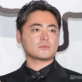 山田孝之、顔半分覆う衝撃の髭姿 岡田准一＆二宮和也もコメント「くまさん」 画像