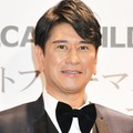 川崎麻世「隠し撮りされた」21歳年下妻との“銀ブラ”ショット公開「絵になる」「映画のワンシーンみたい」の声 画像