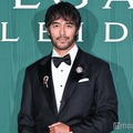 「ブルガリ カレイドス ⾊彩・⽂化・技巧」オープニングデイ フォトコールに出席した阿部寛（C）モデルプレス