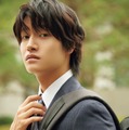 Aぇ! group佐野晶哉、スーツ姿で年下ビジネスマン役熱演「Oggi」ソロ初登場 画像