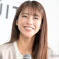 岡副麻希、黒水着姿でプール満喫 “三世代旅行”での動画公開「笑顔が素敵」「幸せそう」 画像