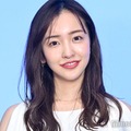 板野友美、白キャミ姿での海辺ショット披露「いつもと雰囲気違う」「かっこいい」の声 画像