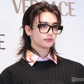 Stray Kidsヒョンジン、念願の緑ヘア実現 坊主姿公開に「有言実行」「ビジュが強すぎ」の声 画像