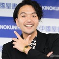 「しばけるもんならしばきたい」刊行記念囲み取材に出席した盛山晋太郎（C）モデルプレス