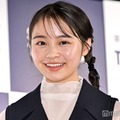 林芽亜里、ノースリ＆膝上ミニスカから美脚披露「スタイル抜群」「綺麗」の声 画像