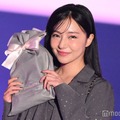 村瀬紗英、ストーンあしらわれたミニワンピで美脚輝く ガーリースタイルが可愛い【TGC北九州2025】 画像