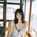 頓知気さきな、美谷間＆太ももが眩しいキャミソールSHOT披露！ナチュラルな表情で魅せる 画像