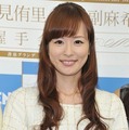 皆藤愛子、濃紺ノースリワンピ姿「透明感半端ない」「美肌」と反響 画像