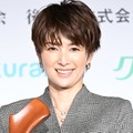 吉瀬美智子、海外旅行中の「珍しい」ヘアスタイル披露「どんな髪型でも美人」「優雅な休日」の声 画像
