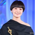 奈緒、アシンメトリードレスから美肩輝く「東京サラダボウル」で主演女優賞受賞【東京ドラマアウォード2025】 画像