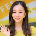 板野友美、娘4歳誕生日のラプンツェルドレス姿公開「可愛すぎる」「大きくなった」と話題 画像