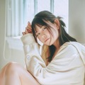 声優・小日向美香、ほっそり美太ももが眩しいお座りSHOT披露！念願の1st写真集でアニメの聖地を巡る 画像
