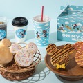 「ミッキー＆フレンズ」のパン＆ドリンクスタンド、羽田空港に限定オープン ブリオッシュやグッズ展開 画像