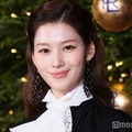 TWICEサナ、背中ざっくり美麗ドレスで魅了 メンバーに贈りたいものは？「ちょっと夢のあることを」 画像