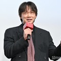 綾野剛、舞台挨拶で監督を即フォロー 映画撮影中も自らサポート「俺よりも役について考えてくる」【星と月は天の穴】 画像