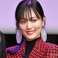 山下美月、眼鏡＆膝上丈コーデ披露「脚長い」「かっこいい」と反響 画像