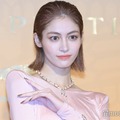 楓、ミニスカブラックコーデで圧巻美脚スラリ「完璧なプロポーション」「脚の長さレベチ」 画像