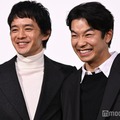 仲野太賀＆池松壮亮「ほっぺにキスまでなら」会見で仲睦まじい姿 アクションシーンでは“泥臭さ”意識「兄弟ならではの表現を入れられたら」【豊臣兄弟！】 画像