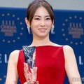 北川景子、素肌輝く真紅ドレス姿で登壇 出産後の役柄の変化明かす「人間としても母としても役者としても成長している段階」【ELLE CINEMA AWARDS 2025】 画像