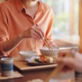 お育ちがバレます。「割り箸のお作法は？」年末年始の食事会で、覚えておきたいテーブルマナー 画像