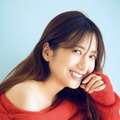 元日テレアナの笹崎里菜、赤ニットから肩がチラリ！ピラティスで鍛えた美ボディを披露 画像