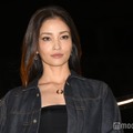 黒木メイサ、デコルテのぞく変形トップス姿披露「鎖骨が美しい」「さすがの着こなし」と絶賛の声 画像