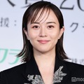 比嘉愛未、黒タイツで脚線美披露「大人の魅力」「スラッとしてて圧巻」と反響 画像