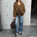 ブラウンのレザー調アウターでつくる旬顔。大人のデニムカジュアルを格上げするには 【40代の毎日コーデ】 画像