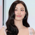 TWICEジヒョ、美ウエスト際立つ“へそチラ”コーデ披露「腹筋が綺麗」「くびれ凄い」の声 画像