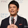 ますだおかだ岡田圭右、白基調の広々自宅リビング公開「ホテルかと思った」「広すぎてびっくり」と驚きの声 画像