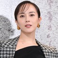 比嘉愛未、5歳のモノクロ幼少期ショット公開「おめめパッチリ」「面影ある」と反響 画像