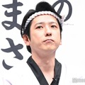 二宮和也、“酒場の大将”姿で会見登場 睨みの表情で役作り「フェイスがベビーなもので」 画像