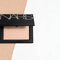 NARS、「ライトリフレクティング セッティングパウダー プレスト N」に待望の新色が登場 画像