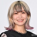 LiSA、ニーハイ網ソックス×ミニスカ衣装で美脚披露「クールでお洒落」「スタイル抜群」の声 画像