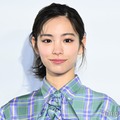 當真あみ、膝上スカートからスラリ美脚輝く リボン纏いフェミニンな装い【ディオール バンブーパビリオン】 画像