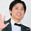 コットン西村「初対面で会うやいなや目を輝かせながら」母＆人気芸人のハグショットに「お母様が可愛すぎる」「微笑ましい光景」と反響 画像