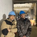 堂本光一、伊野尾慧／1階ロビーを背景に（C）NHKBS