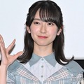 日向坂46金村美玖、ガーリー白ミニスカワンピ衣装姿に反響「スタイル抜群」「普段と雰囲気違う」 画像