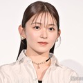 久間田琳加、腰まで入った大胆スリットから美脚見せ「セクシー」「身体の半分以上が脚」 画像