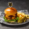 ダブルチーズバーガー：ダブルチーズバーガー 2,200円（税込）／レギュラーメニュー