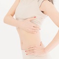 お腹じゃなくて胸だった！ “骨盤マニア”が教える「くびれができる胸ほぐし」がすごい 画像