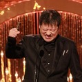 佐藤二朗「爆弾」で最優秀助演男優賞 涙流す山田裕貴と固い握手【第49回日本アカデミー賞】 画像