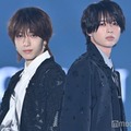 背中合わせの中村嶺亜、井上瑞稀（C）モデルプレス