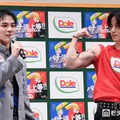 JO1佐藤景瑚、イベントで学ラン脱ぎ筋肉披露 豆原一成は憧れの眼差し「めっちゃかっこいいです」 画像