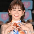 久間田琳加「一足先に春コーデ」ブラウス×ミニスカ姿でスラリ美脚輝く「桜に映えて綺麗」「まさに女神様」と反響 画像
